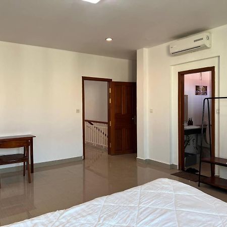 D32 Homestay Near Airport Behind Brown Coffee Airport Phnom Penh Exteriör bild