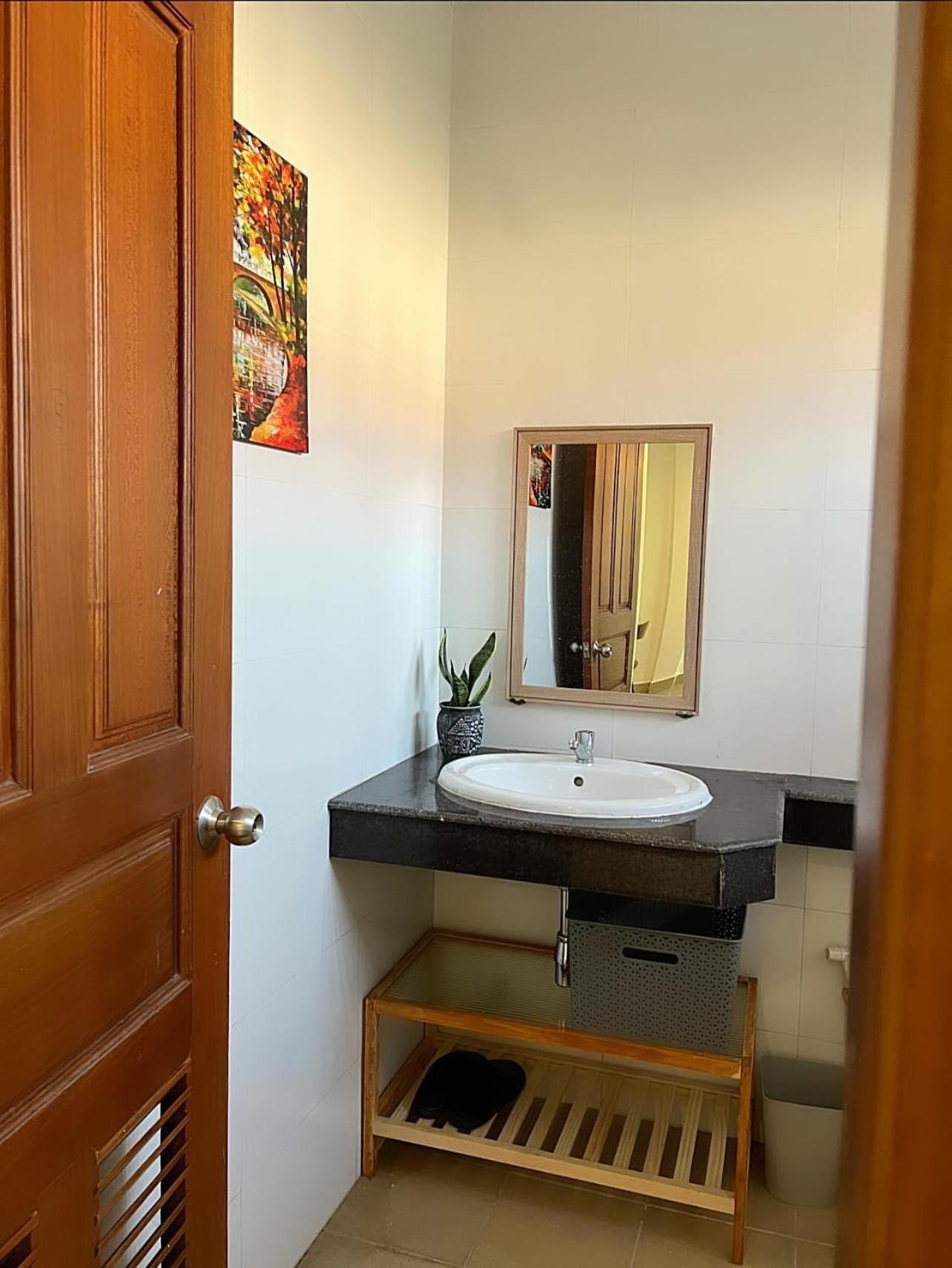 D32 Homestay Near Airport Behind Brown Coffee Airport Phnom Penh Exteriör bild